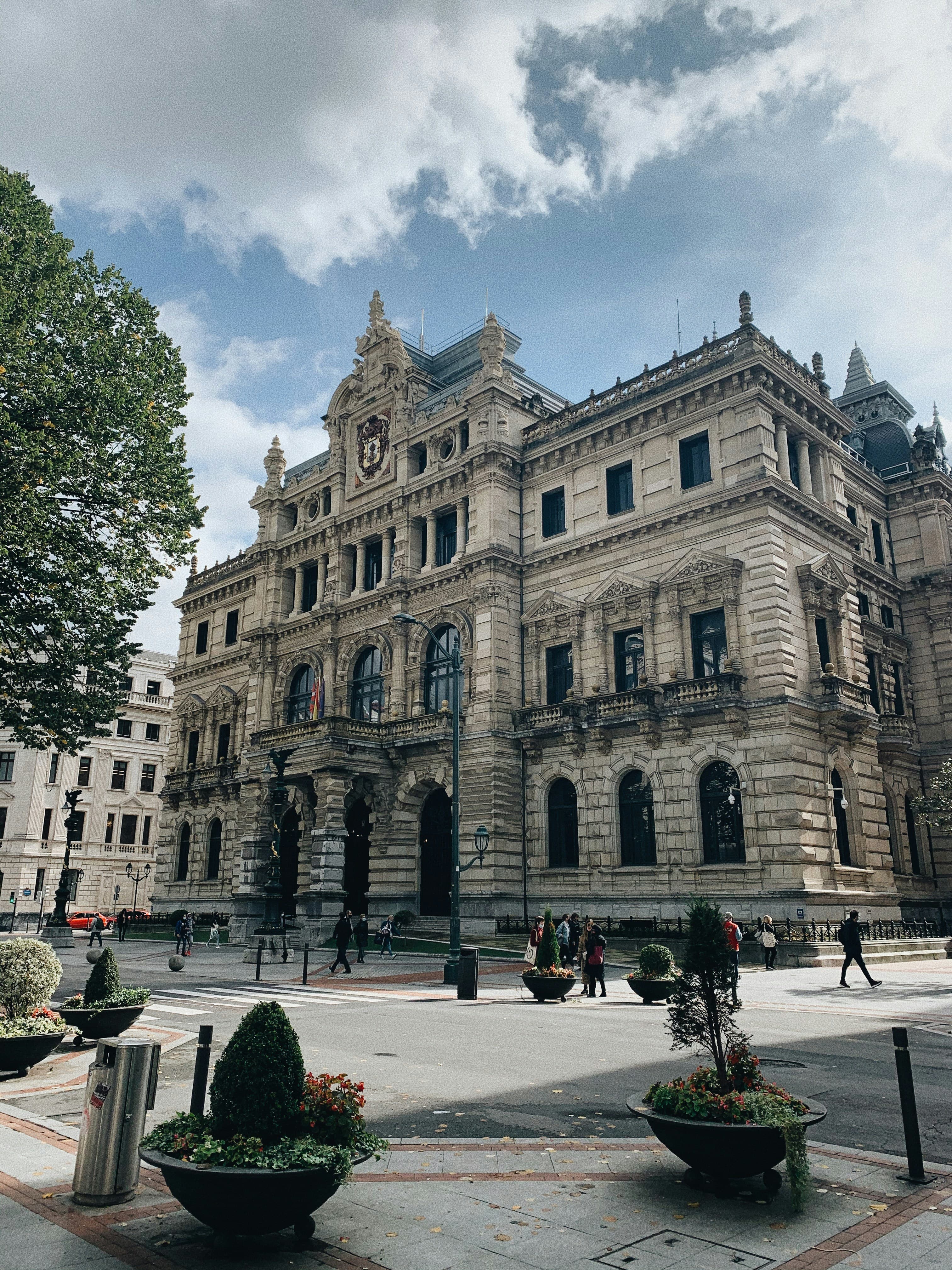 Bilbao 2025: Guggenheim Curves, Pintxos Culture, and Riverfront Strolls — A Complete City Guide