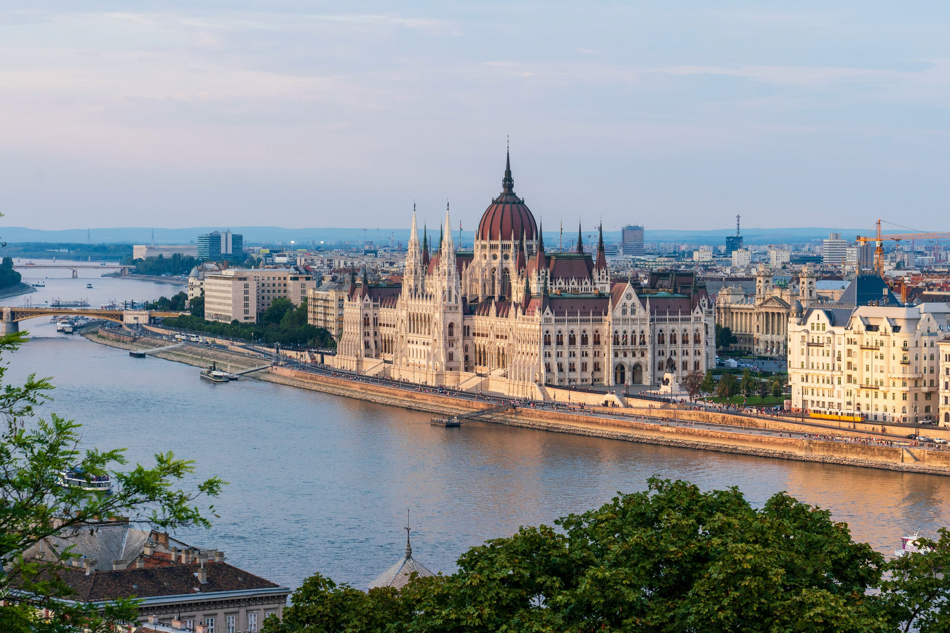 Budapest 2025: Thermal Baths, Danube Views, and Ruin Bars — A Complete Budapest Guide (2–4 Days + Day Trips)