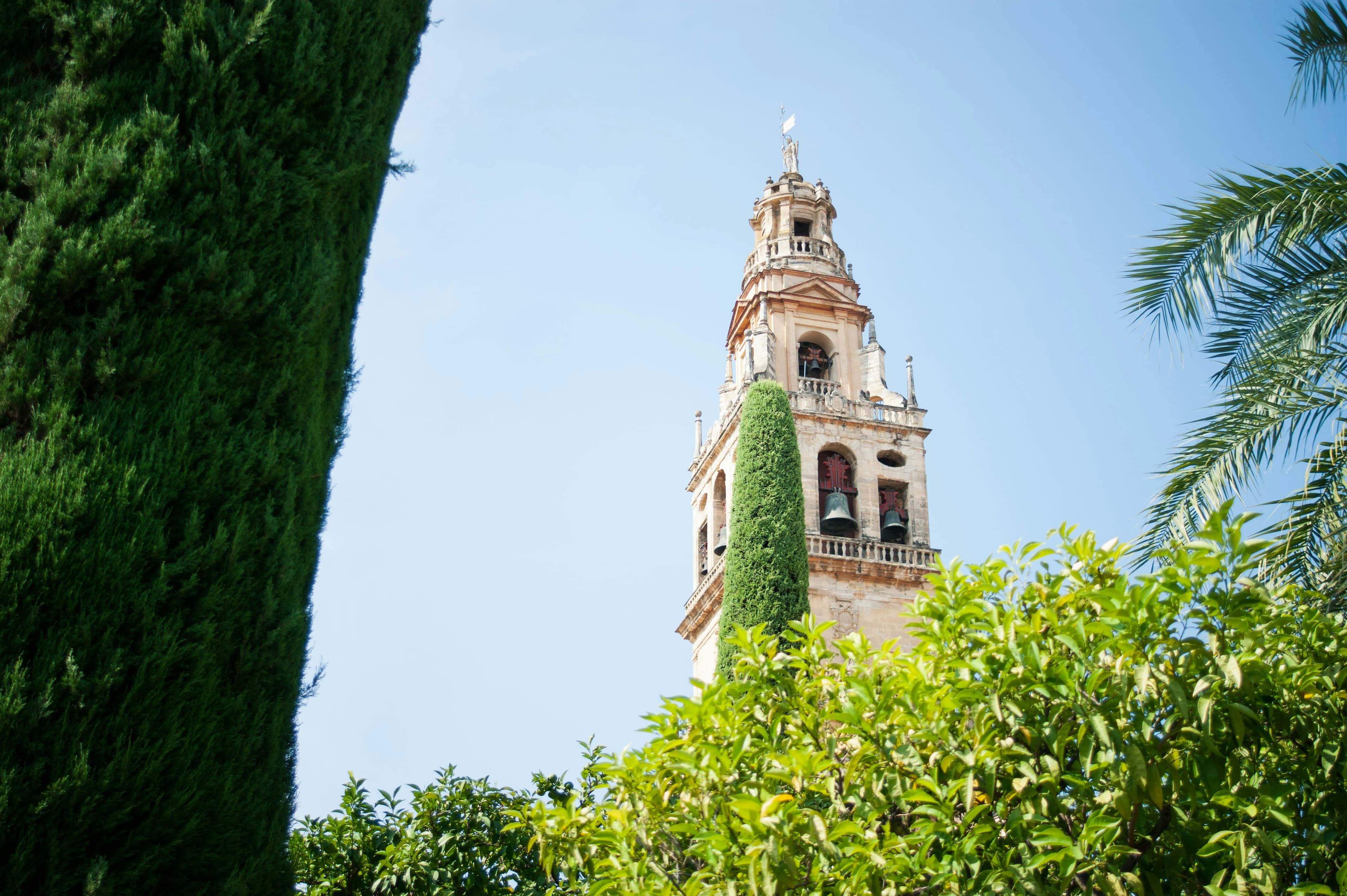 Córdoba 2025: Mezquita, patios, puente romano y sierras — Guía 3–5 días a fondo
