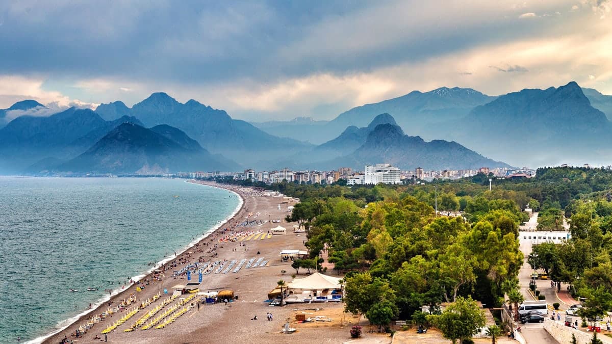 Antalya 2025: Kaleiçi, Likya Yolu, Teleferikler ve Sakin Koylar — Kapsamlı Şehir ve Kıyı Rehberi