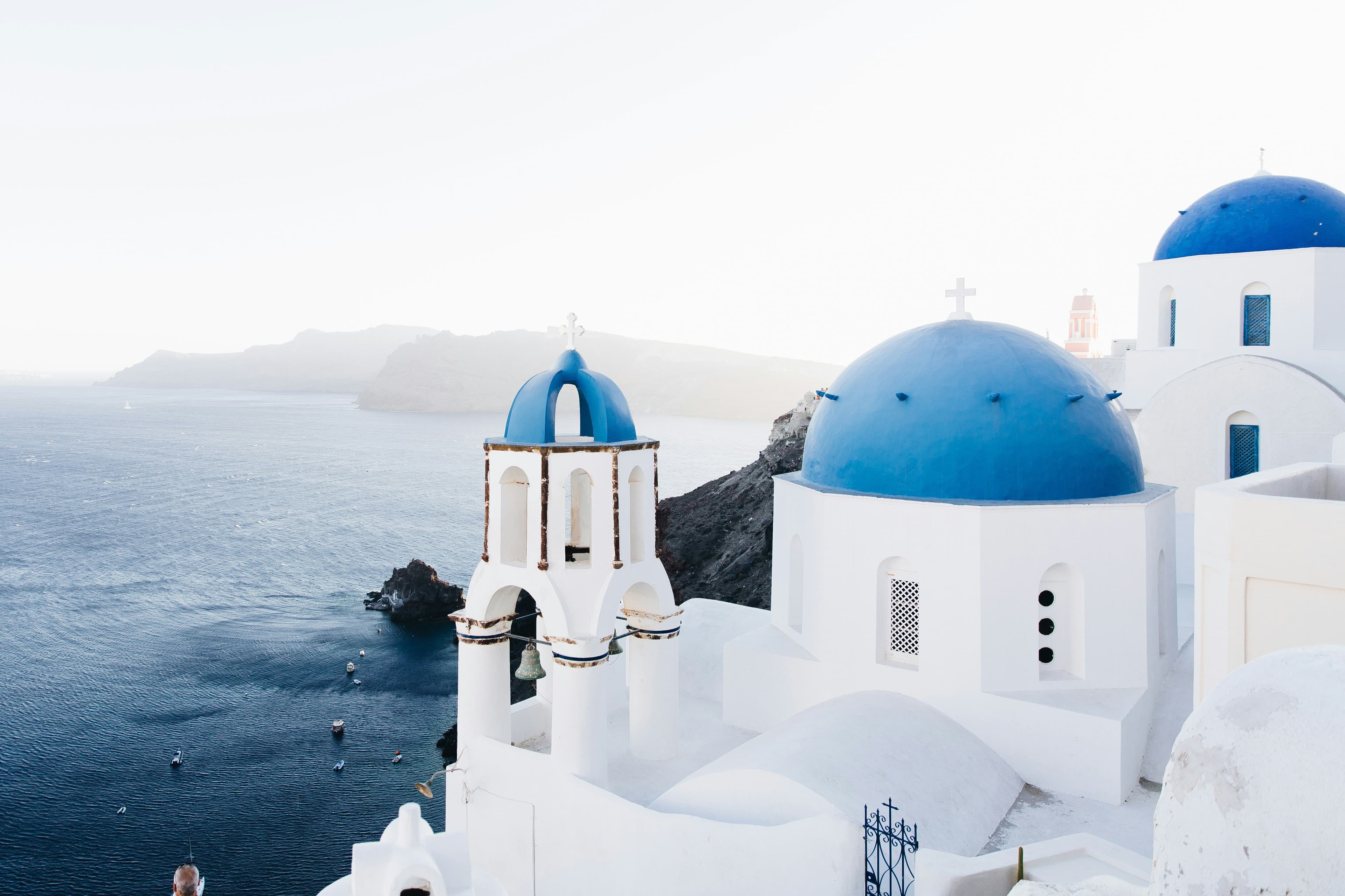 Santorini 2025: Volcanic Beaches, Sunset Villas & Cycladic Island Hopping Guide
