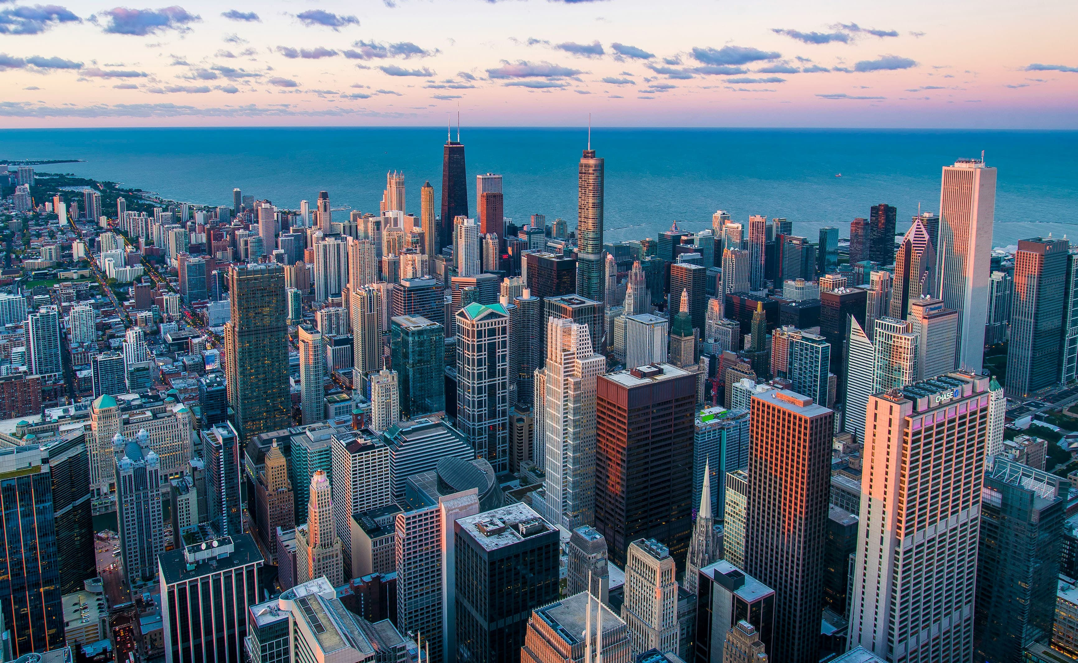 Chicago 2025: Lakefront Trails, Architecture Icons, Deep-Dish Evenings, and Jazz After Dark — A Complete City Guide (2–4 Days + Day Trips)