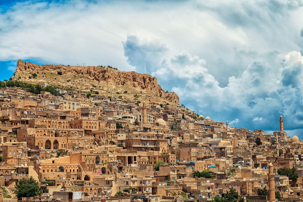 Mardin 2025: Mezopotamya Terasları, Taş Evler, Kasımiye Medresesi ve Dara Antik Kenti — Derinlemesine Şehir & Çevre Rehberi