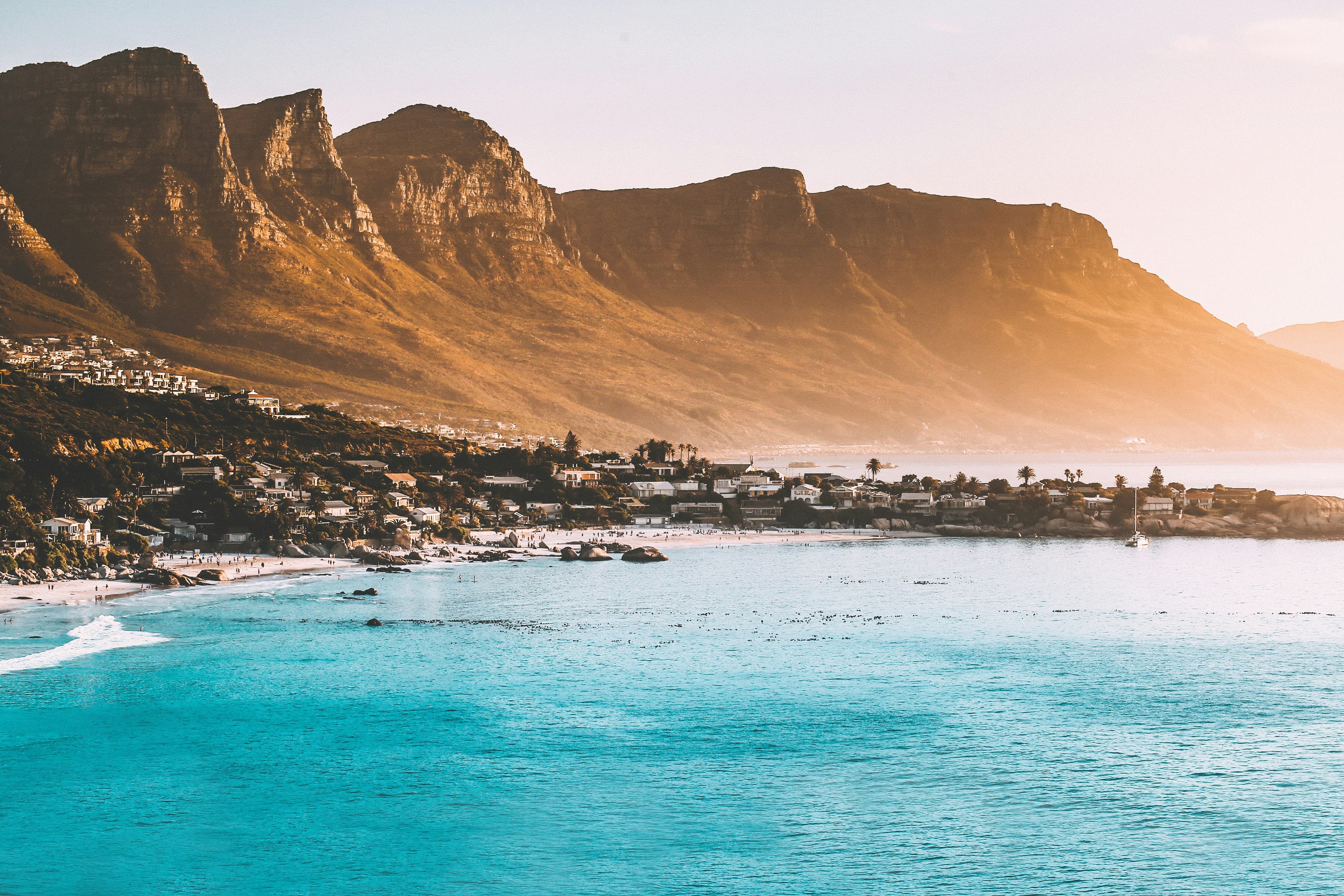 Cape Town 2025: Table Mountain, Winelands, and Wild Coasts — A Complete Cape Town Guide (3–6 Days + Day Trips)