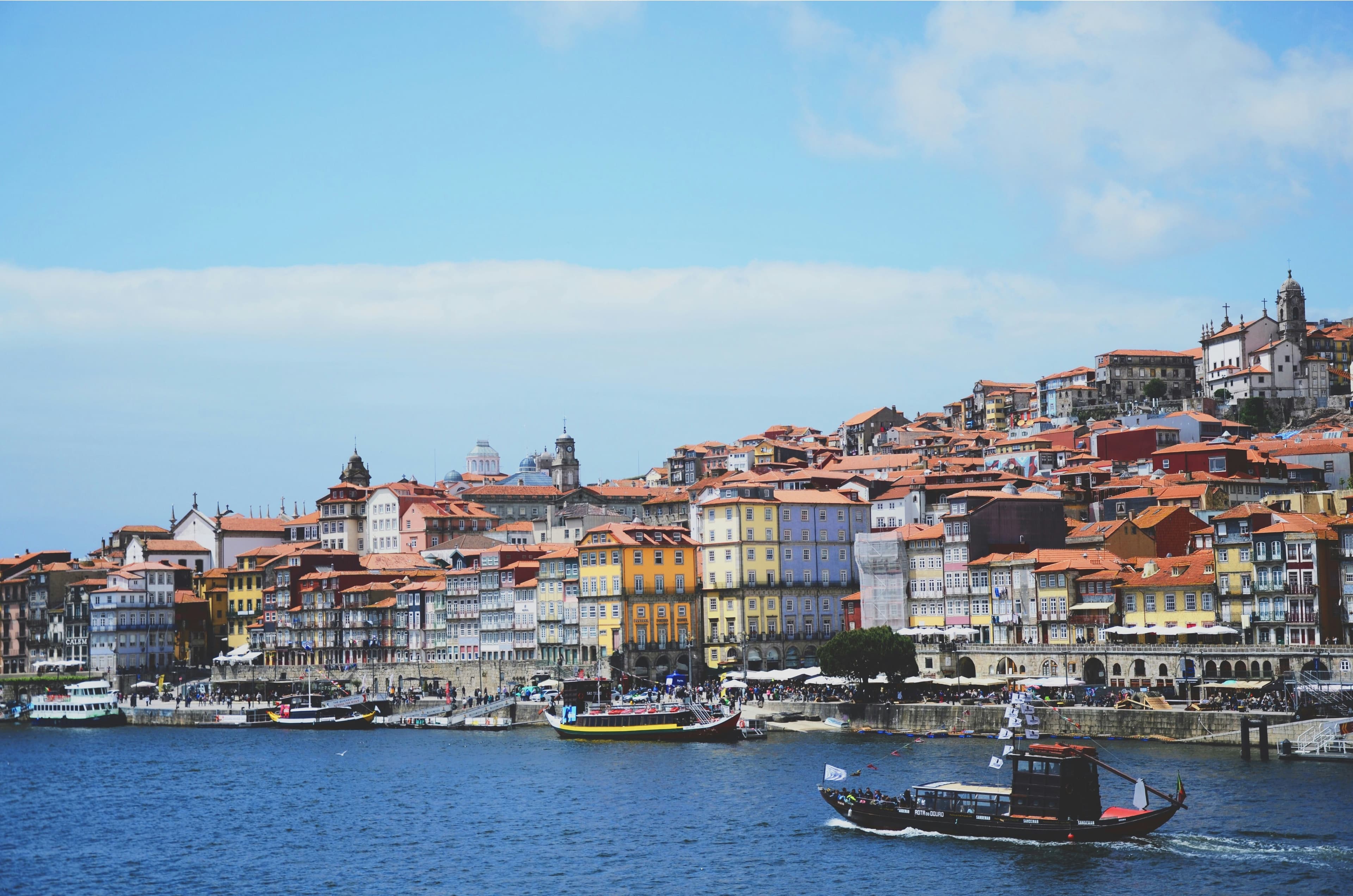 Porto 2025: Douro River, Azulejos, Wine Cellars — A 5–7 Day Deep City Guide