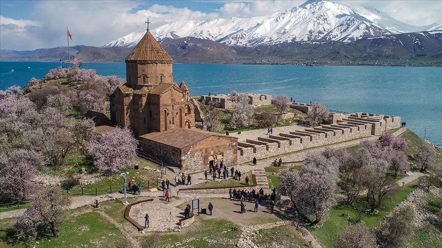 Van Gölü ve Akdamar Adası 2025: Doğu Anadolu’nun Mavi Gözünde Derinlemesine Seyahat Rehberi