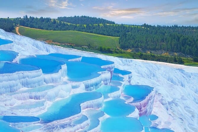 Pamukkale & Hierapolis 2025: Travertenler, Sıcak Sular ve Akıllı Gezi Rehberi
