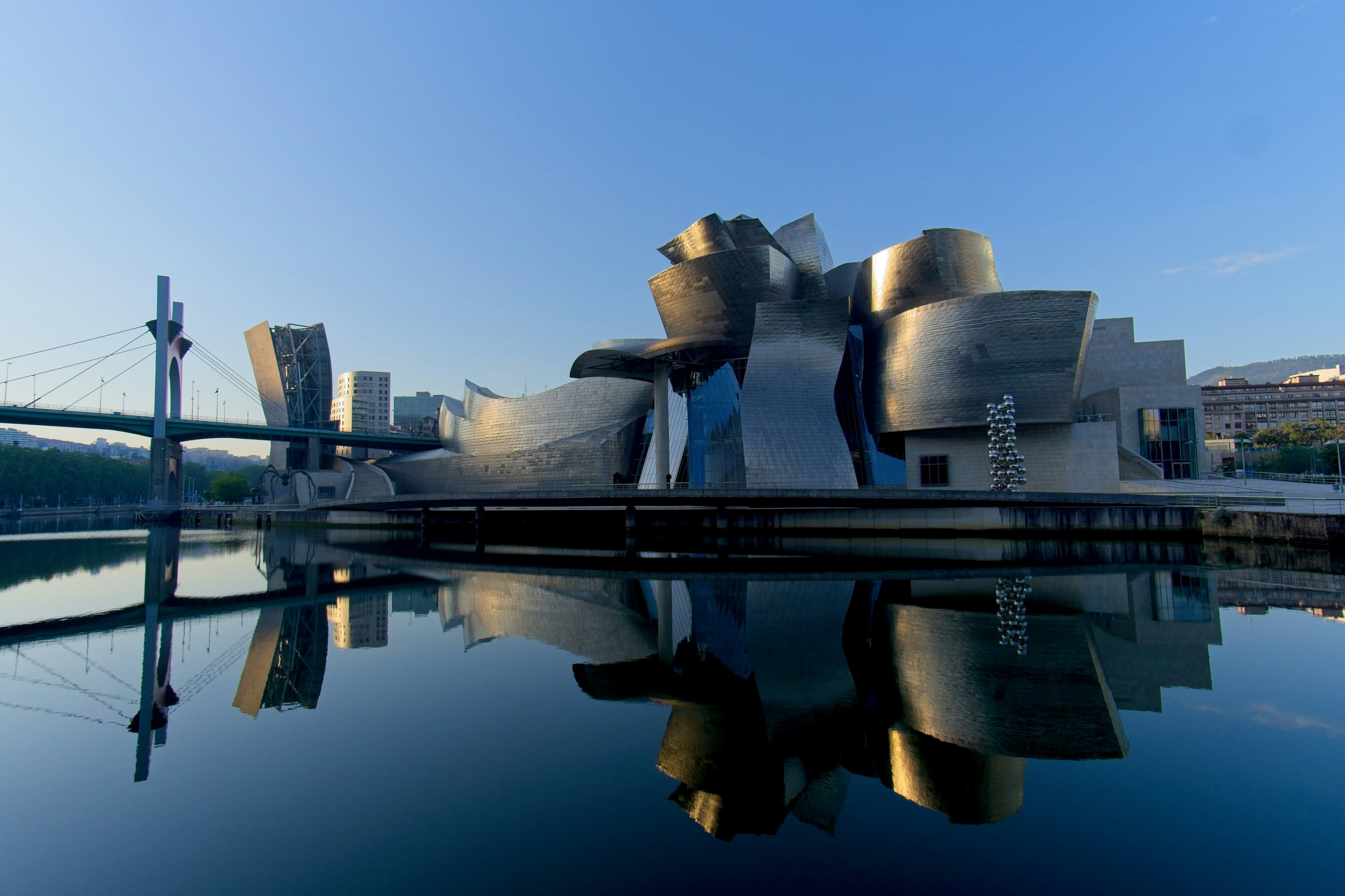 Bilbao 2025: Guggenheim, ría, puentes y pintxos — Guía profunda 3–5 días