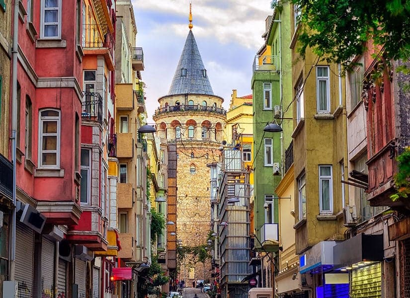 İstanbul 2025: Tarihî Yarımada'dan Kuzey Ormanları'na — Yavaş Rotalar, Mahalleler, Pazarlar ve Boğaz Kıyılarıyla Derin Şehir Rehberi