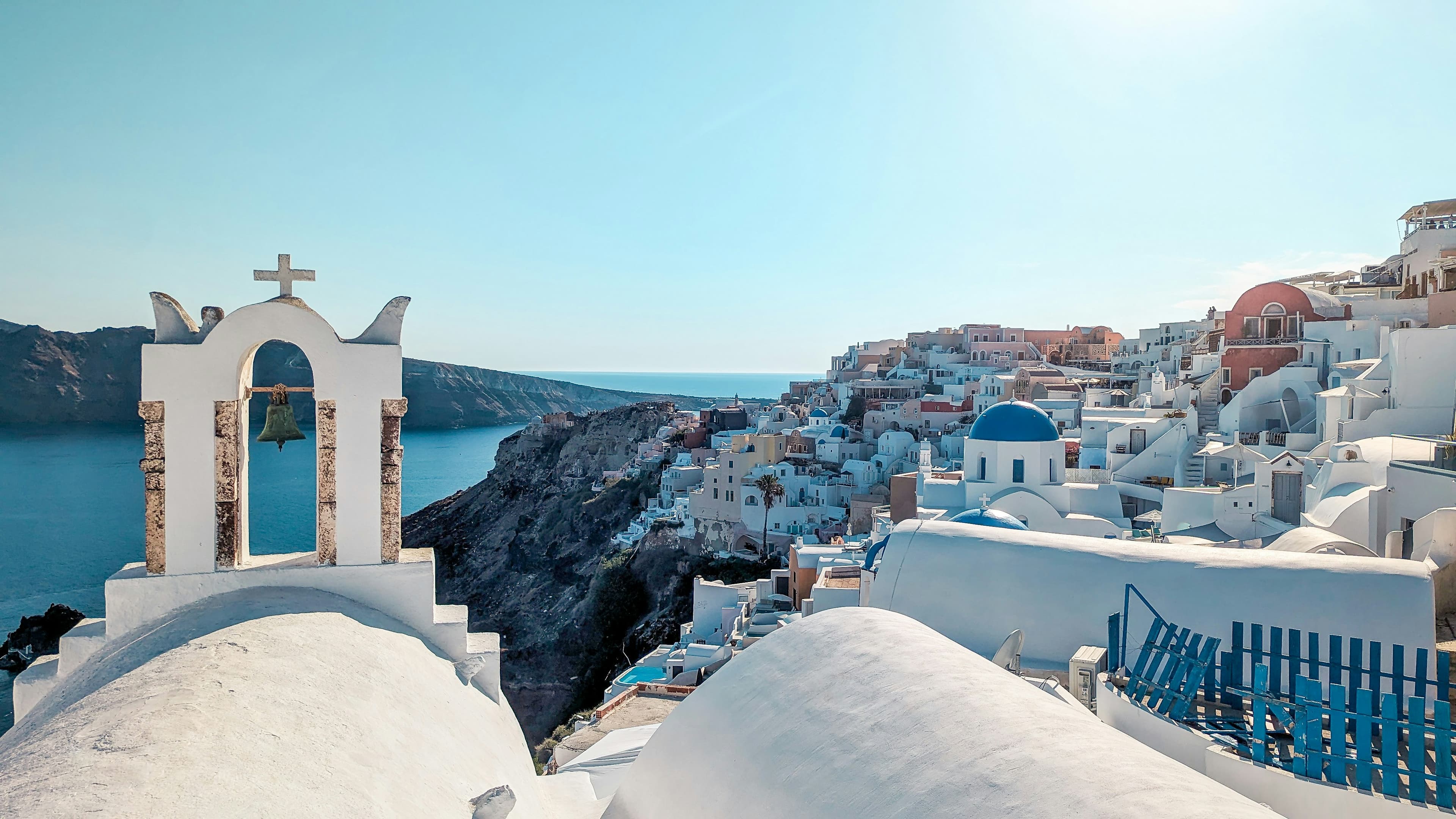 Santorini 2025: Ultimate Sunset Villas, Volcanic Beaches & Cycladic Island Hopping Guide