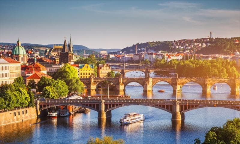 Prag 2025: Karl Köprüsü, Prag Kalesi ve Vltava Kıyılarıyla Derin Şehir Rehberi