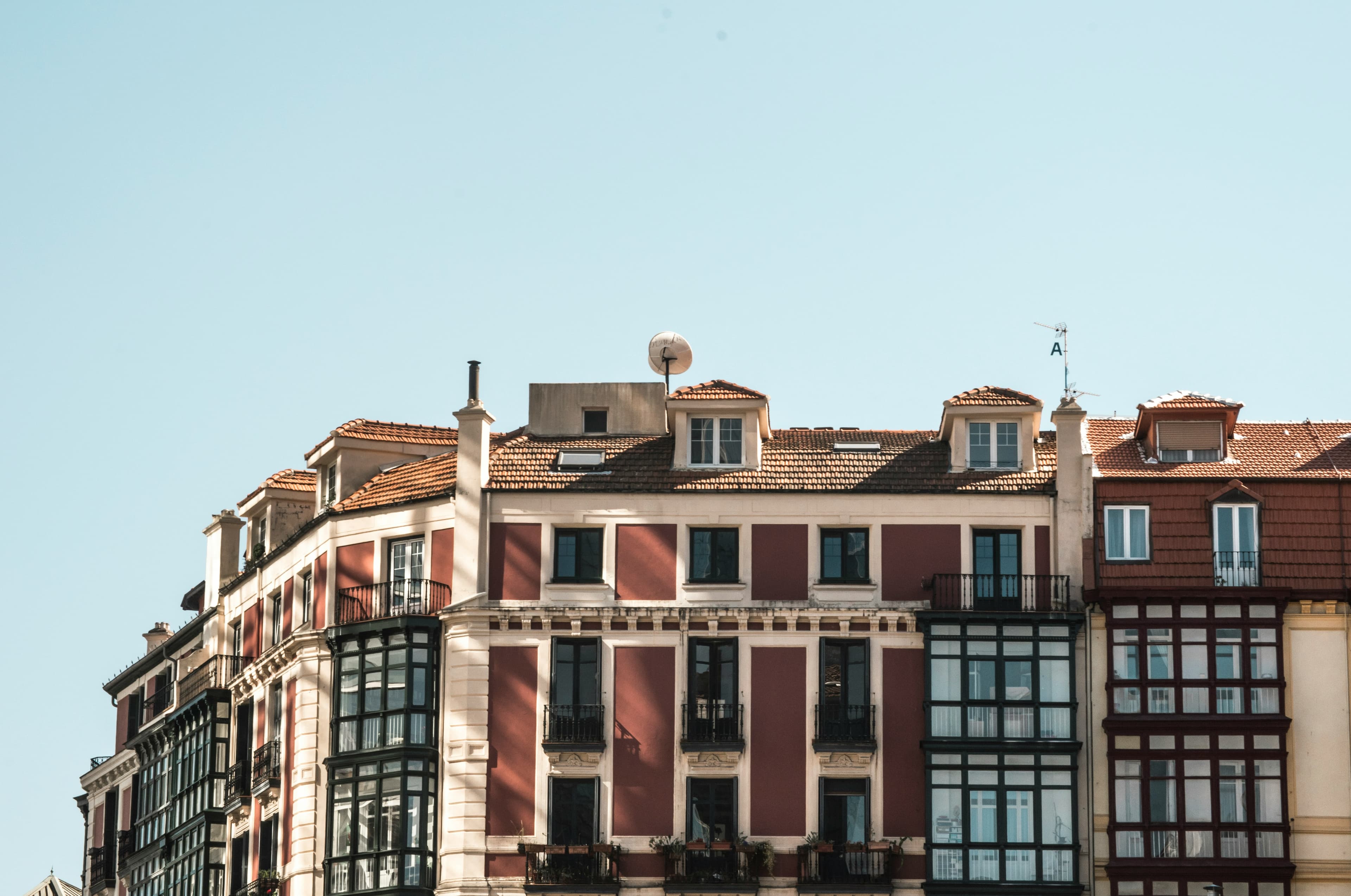 Bilbao 2025: Guggenheim, ría, puentes y pintxos — Guía profunda 3–5 días