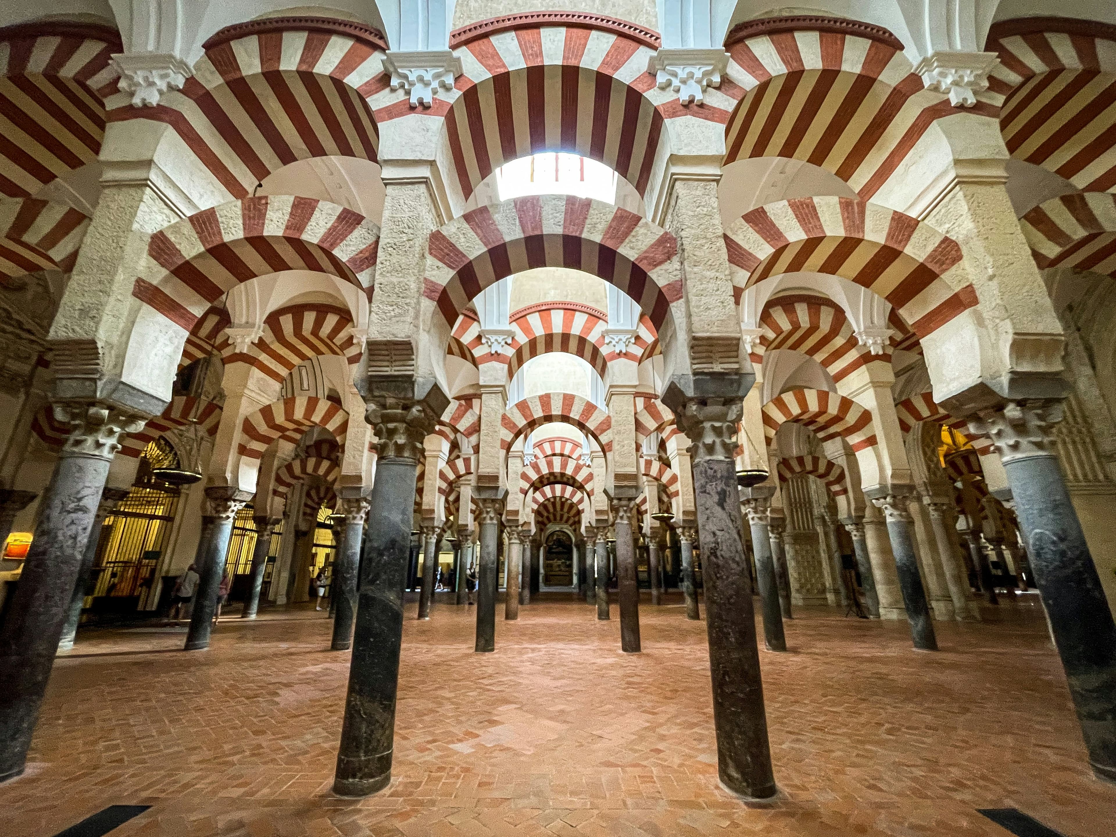 Córdoba 2025: Mezquita, patios, puente romano y sierras — Guía 3–5 días a fondo
