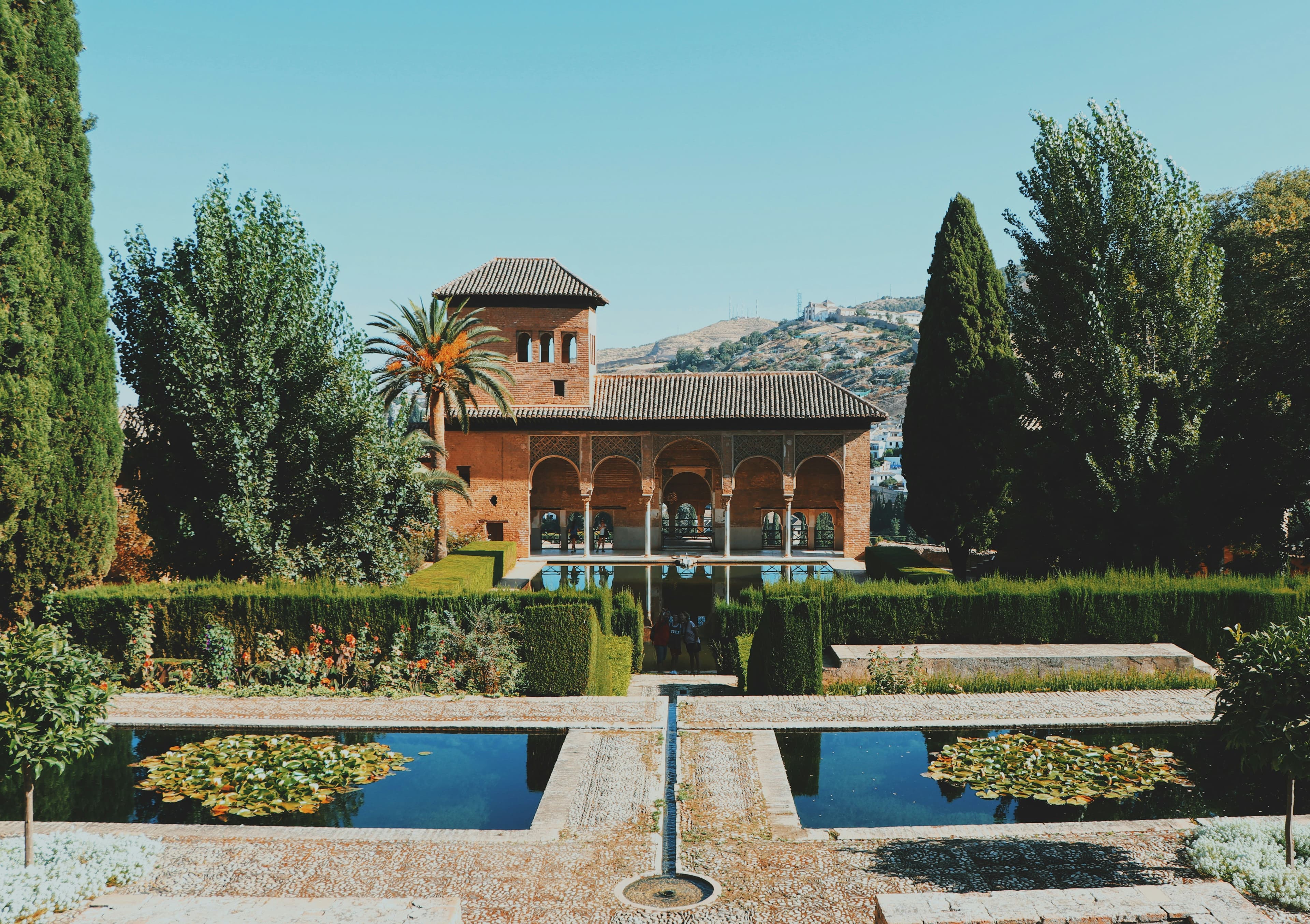 Granada 2025: Alhambra, Albaicín, Sacromonte y Miradores — Guía Urbana Completa 3–5 Días