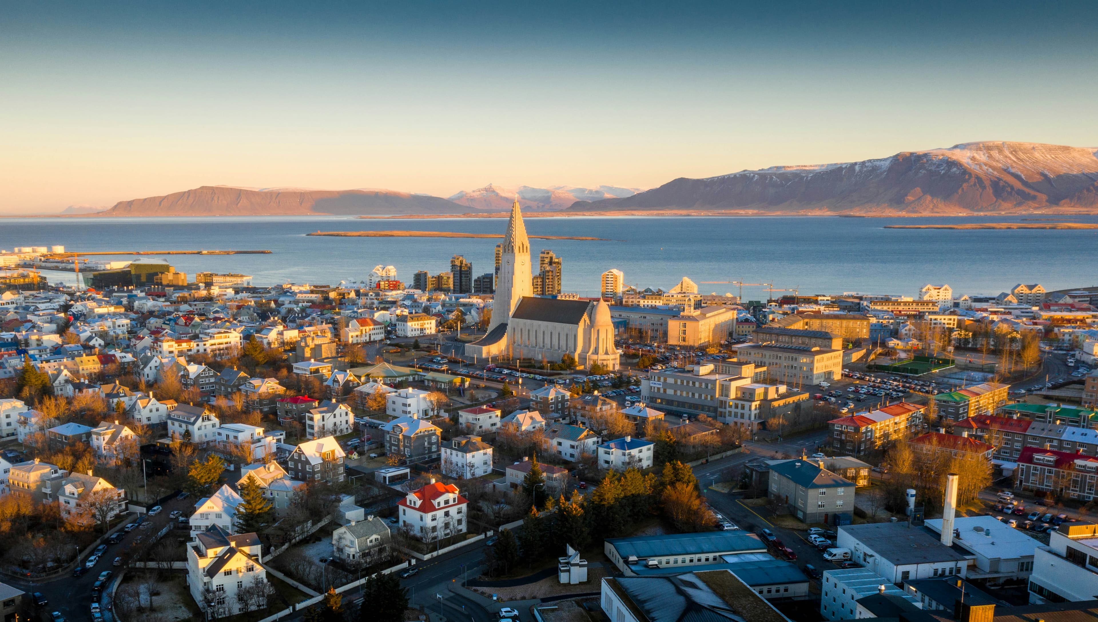 Reykjavik 2025: Geothermal Pools, Northern Lights, and the Golden Circle — A Complete Reykjavik Guide (3–5 Days + Day Trips)