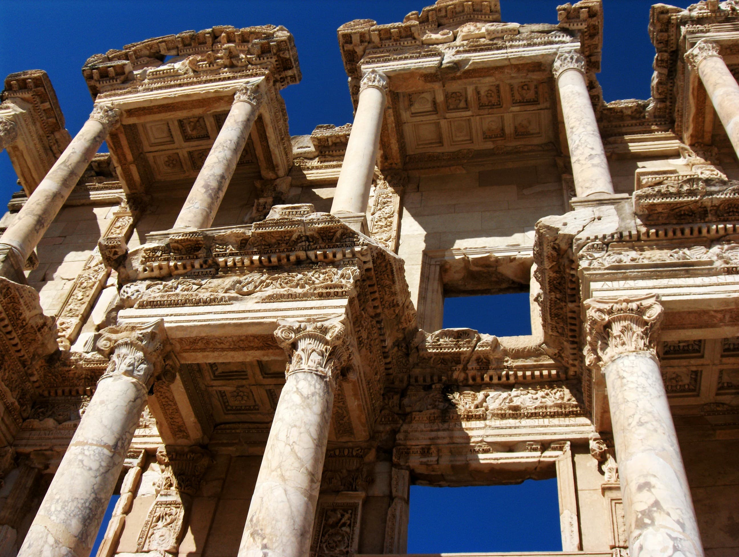 Efes (Ephesus) & Selçuk–Şirince 2025: Antik Kent, Şarap Köyleri ve Meryem Ana Evi Rehberi